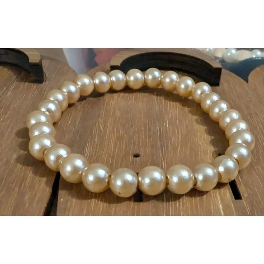 Vintage Faux Pearl Stretch Bracelet Champagne Cream Classic Stack Minimalist - Picture 2 of 4